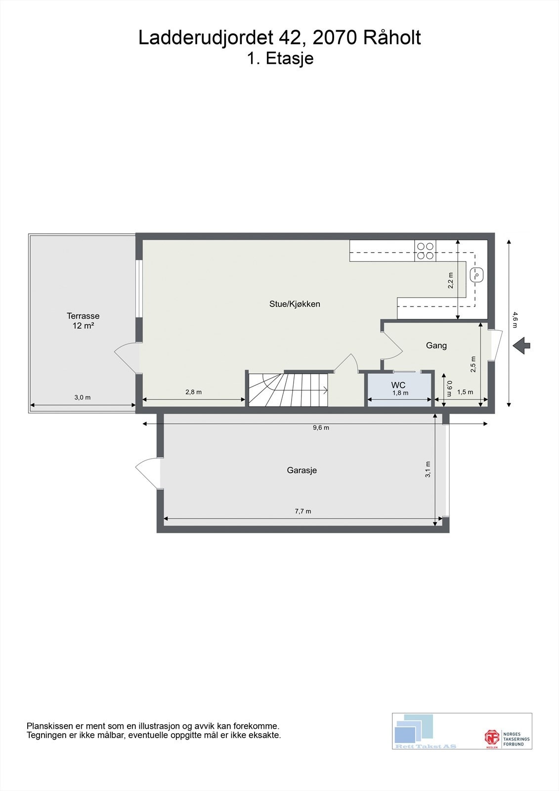 Første etasje har en arealeffektiv planløsning med stue, kjøkken, toalettrom, bod og integrert garasje. Galleribilde