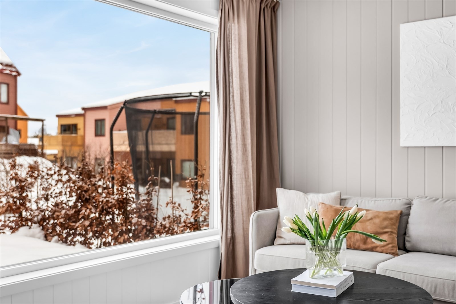 Vinduskarmene og listverket er holdt i hvitt for et lyst inntrykk. Galleribilde