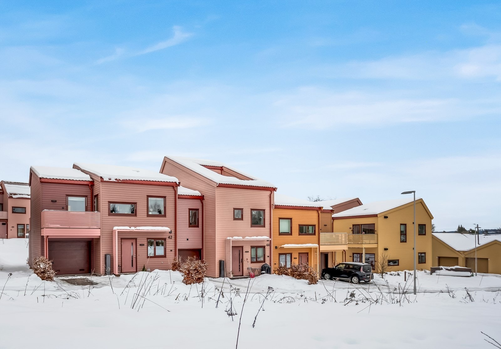 Integrert garasje på 24 m² med manuell leddport. Aggregat for balansert ventilasjon er plassert her. Galleribilde