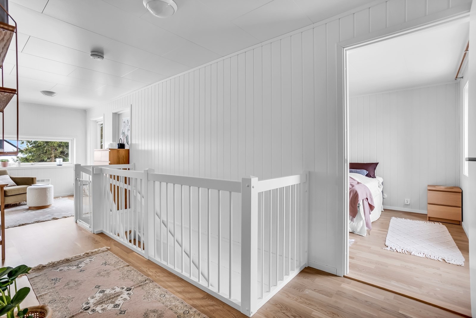 Vel oppe i andre etasje møtes du av en lys og åpen loftstue. Galleribilde