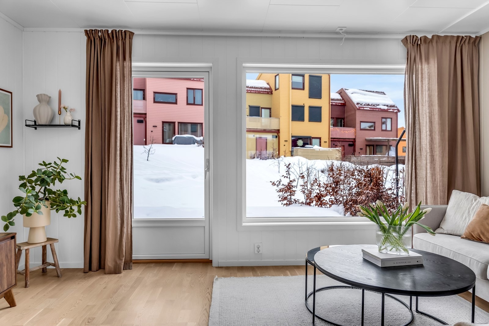 Utsyn mot felles grøntareal fra stuevinduene. Galleribilde