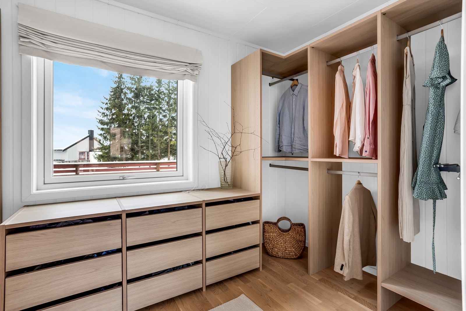 Det praktiske omkledningsrommet gir rikelig med oppbevaringsplass. Galleribilde