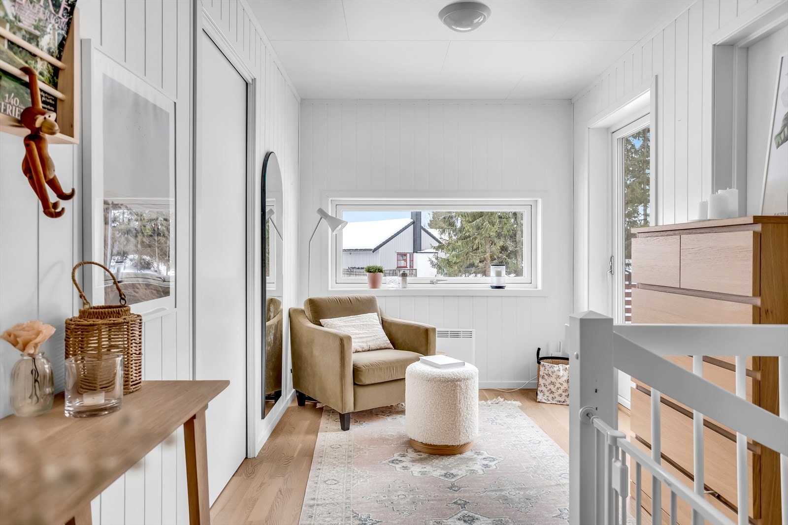 Fra loftstuen er det utgang til en av boligens to balkonger. Galleribilde