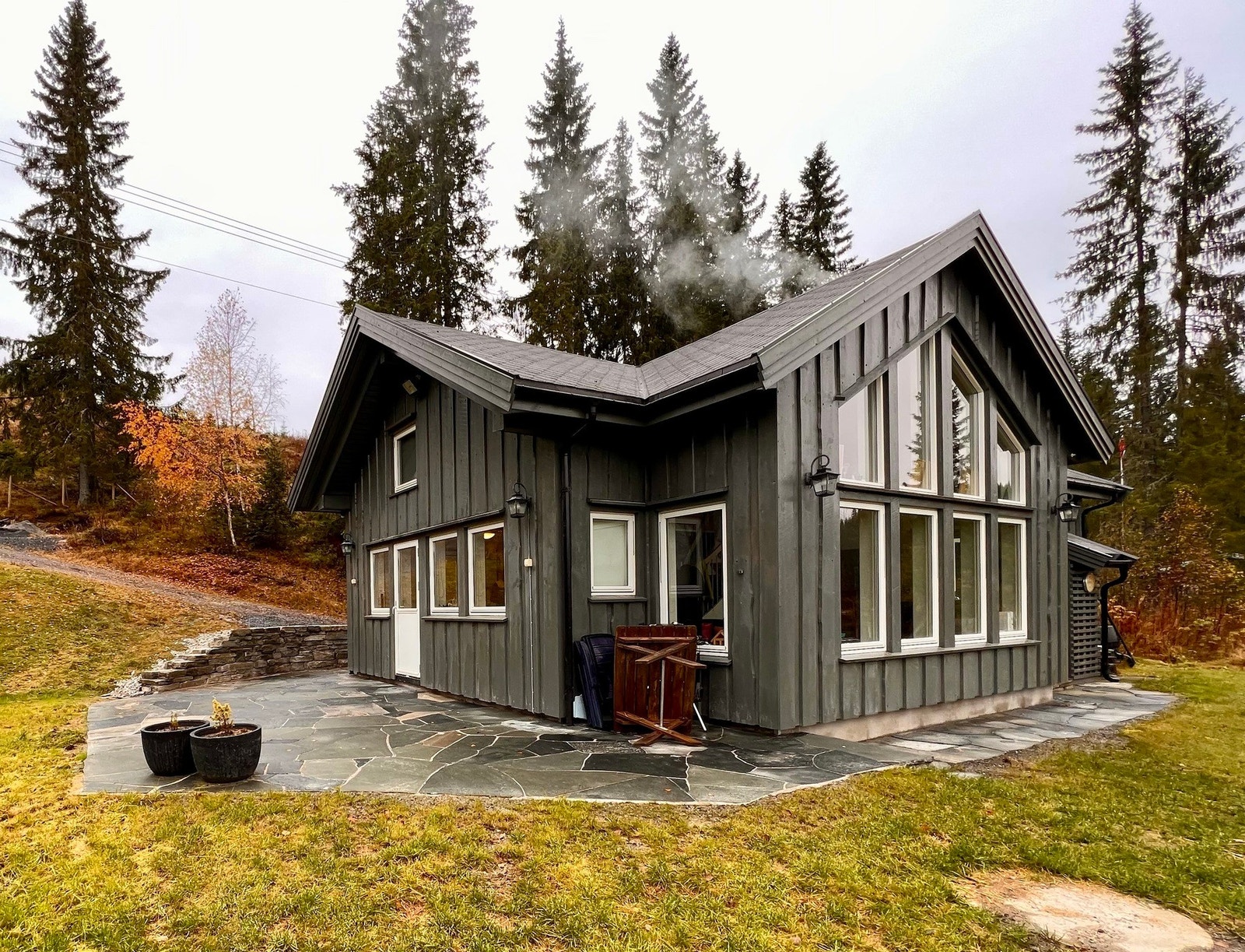 Fint opparbeidet med skifer rundt hytta. Bilde fra selger. Galleribilde