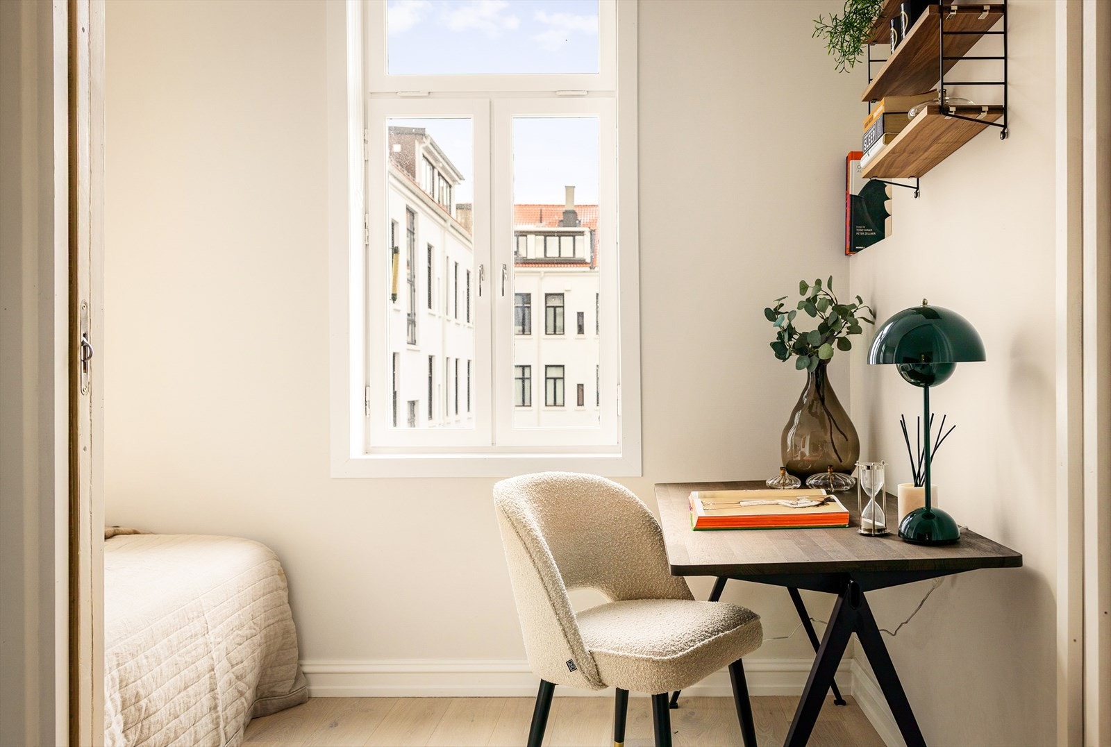 Sameiet har vedtatt etablering av balkonger mot bakgård. Ta kontakt med megler for mer informasjon. Galleribilde