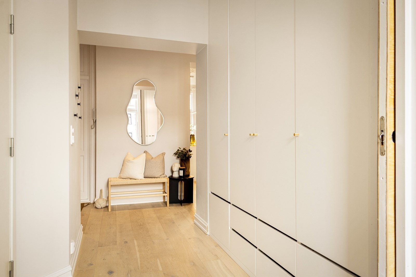 Det er god plass til knagger og skohylle for oppbevaring av yttertøy. Det er rikelig med lagringsplass i plassbygd garderobeløsning i mellomgangen. Galleribilde