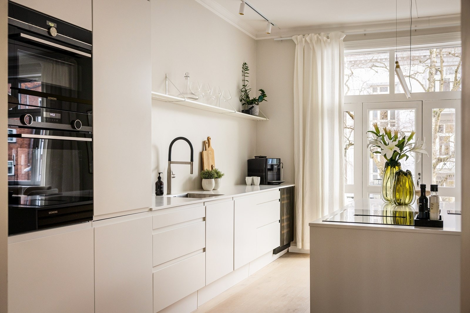 Den tidsriktige kjøkkeninnredningen er fra HTH og har glatte fronter og benkeplate i laminat. Galleribilde