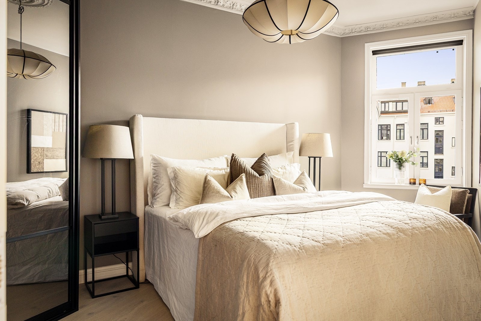 Leiligheten har to gode soverom vendt mot bakgård. Galleribilde