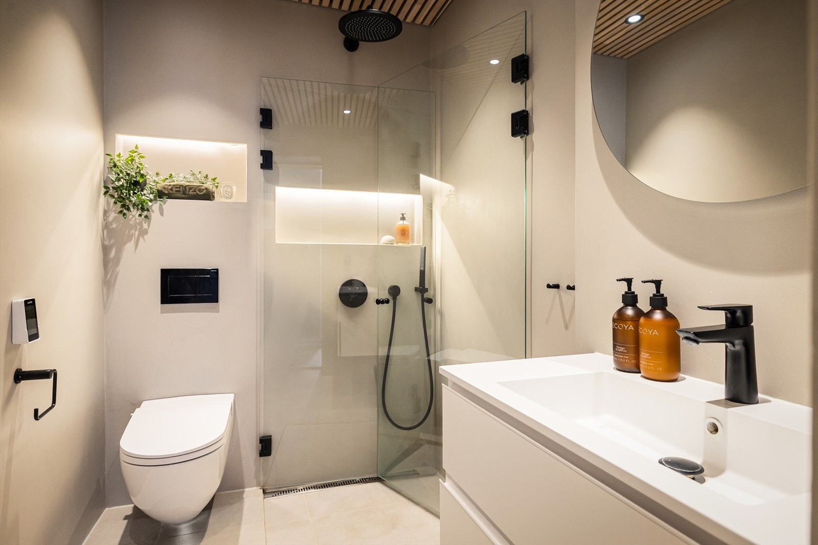 Rålekkert og delikat bad pusset opp i 2022. Badet har flislagt gulv med behagelig gulvvarme, mikrosement på veggene og spiler i taket med downlights. Galleribilde