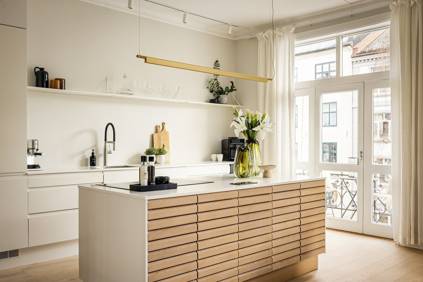 Leiligheten har et stort, sosialt og påkostet kjøkken pusset opp i 2022. Galleribilde