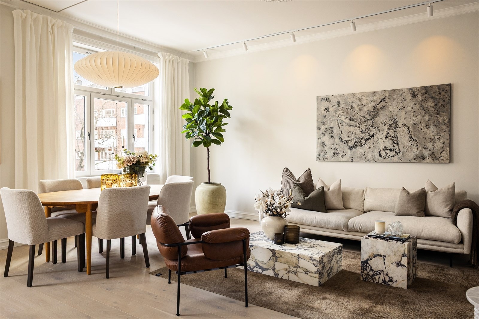 I stuen er det rikelig areal til sofagruppe med tilhørende sofabord og tv-møblement samt stort spisebord. Galleribilde