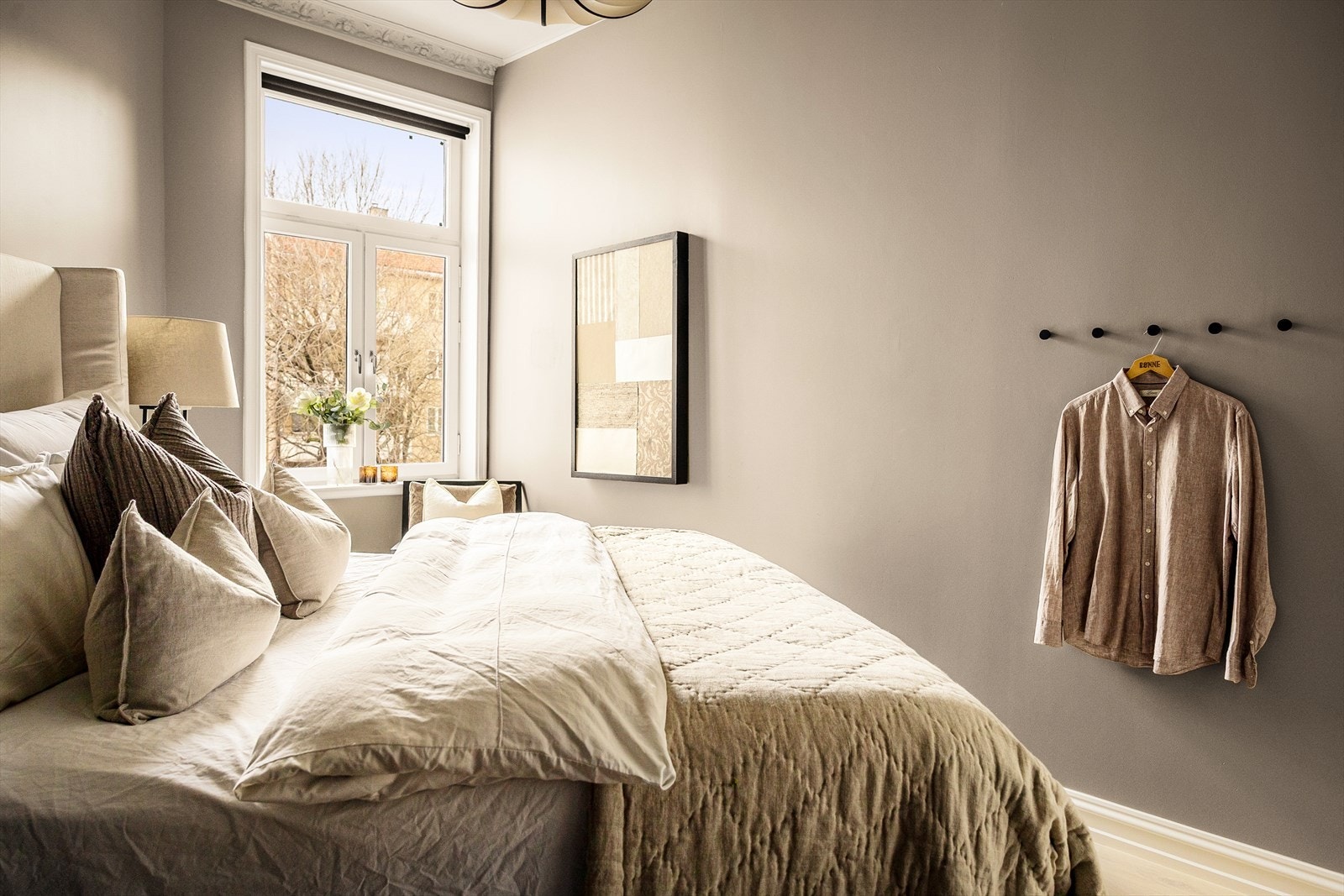 På hovedsoverommet er det god plass til dobbeltseng med tilhørende nattbord. Galleribilde