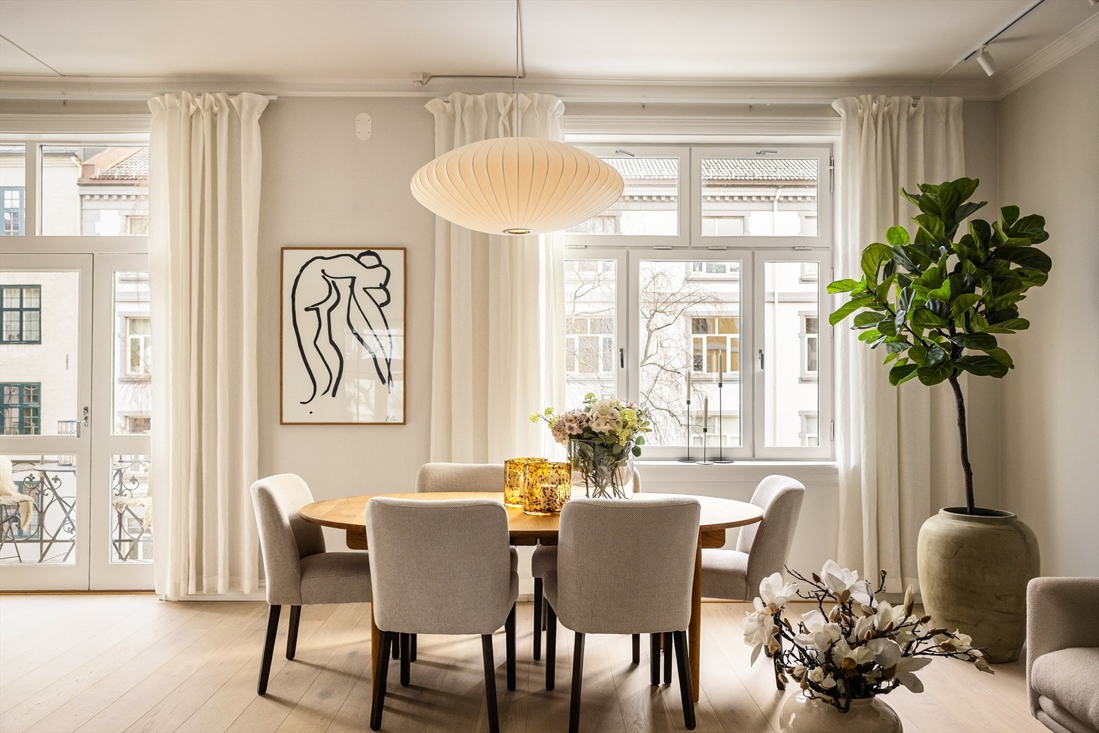 I stuen er det generøs takhøyde på hele 3 meter, godt lysinnslipp via store vindusflater som gir en luftig atmosfære. Galleribilde