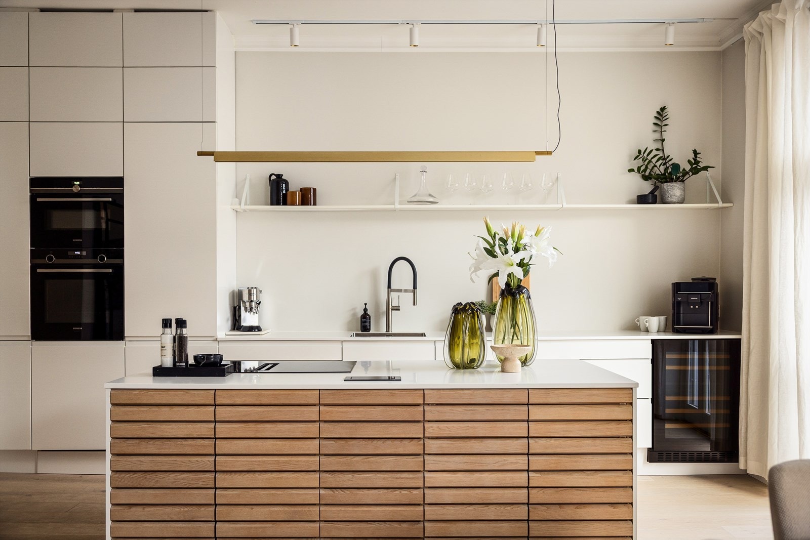 Kjøkkenøya gir ekstra lagringsplass og fungerer godt som skille mellom kjøkkenet og stuen. Galleribilde