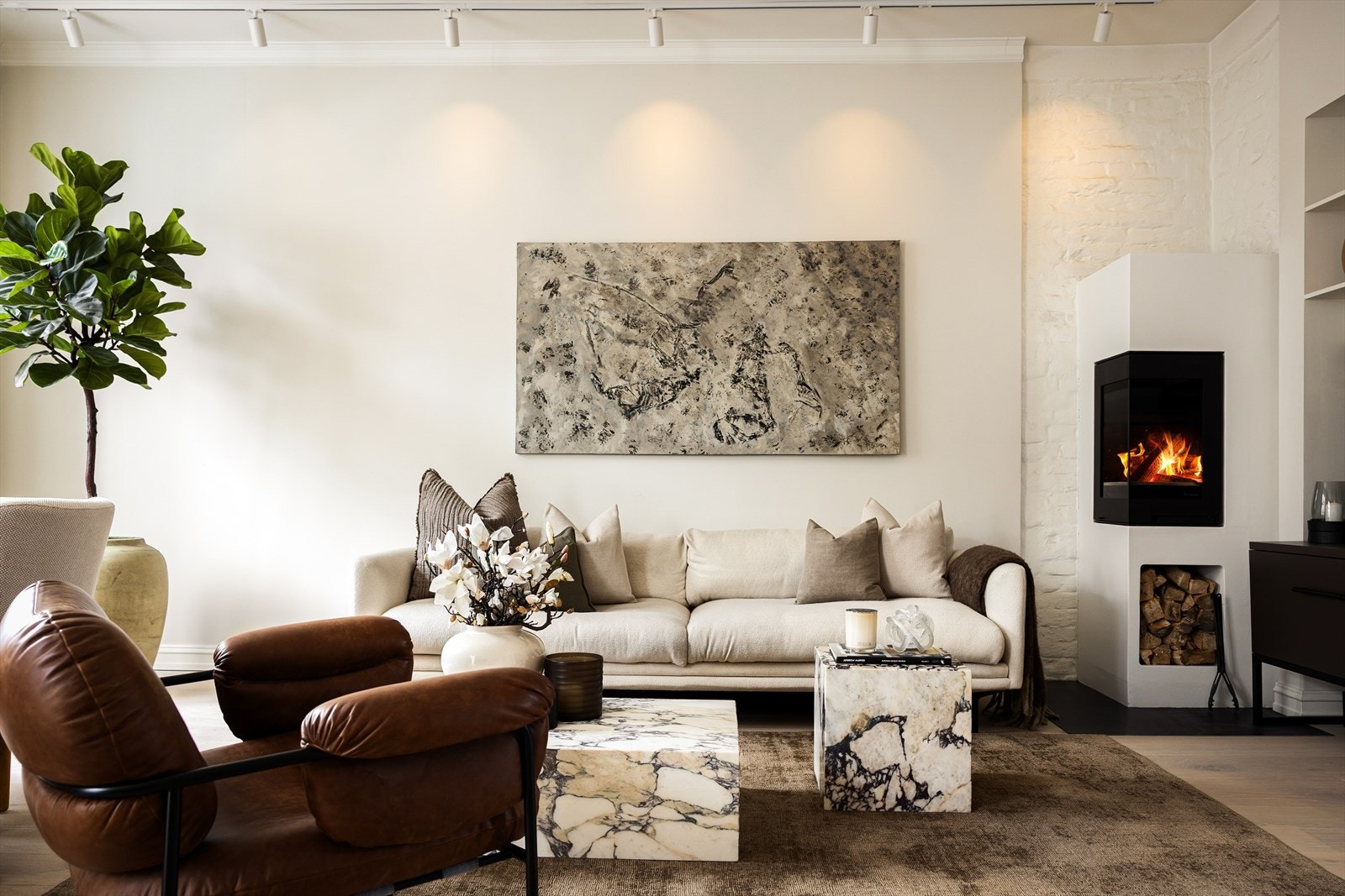 Overflatene består av enstavs parkett og veggene er holdt i lune, tidsriktige fargevalg. Det er gulvvarme i alle rom utenom soverom. Galleribilde