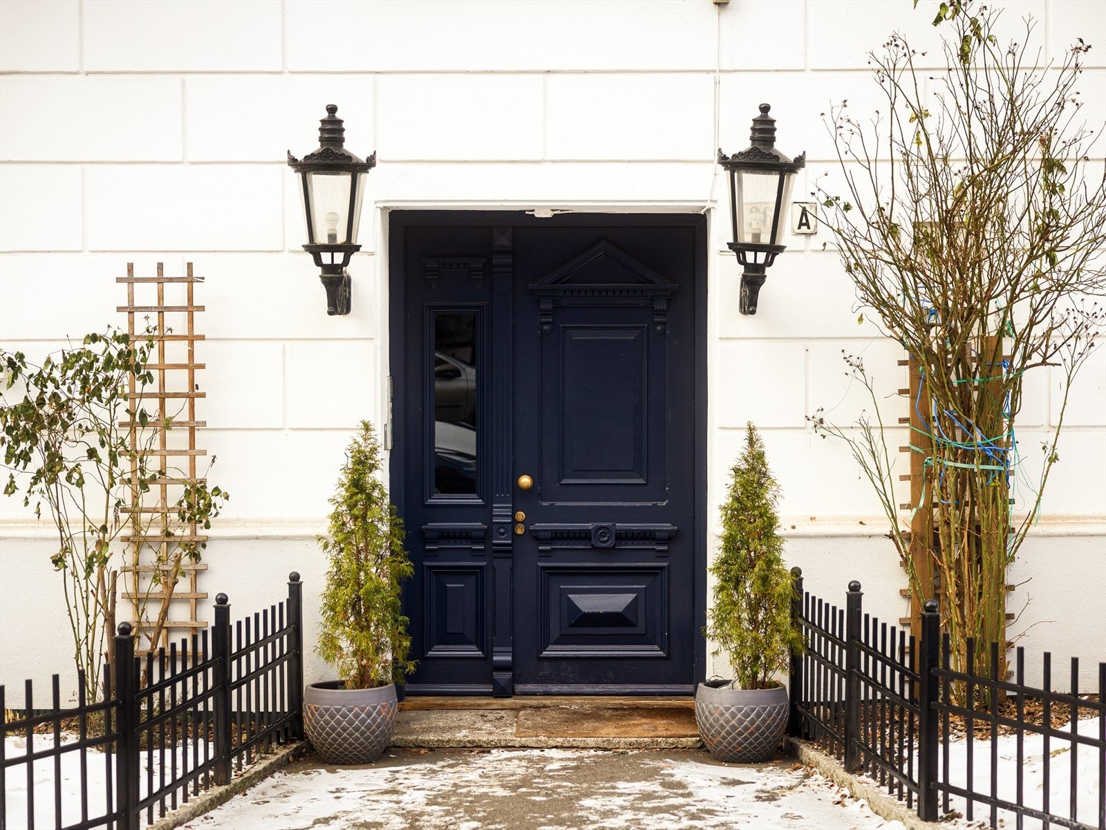 Leiligheten ligger i en ærverdig hjørnegård fra 1913 med grønne forhager og brede fortau. Galleribilde