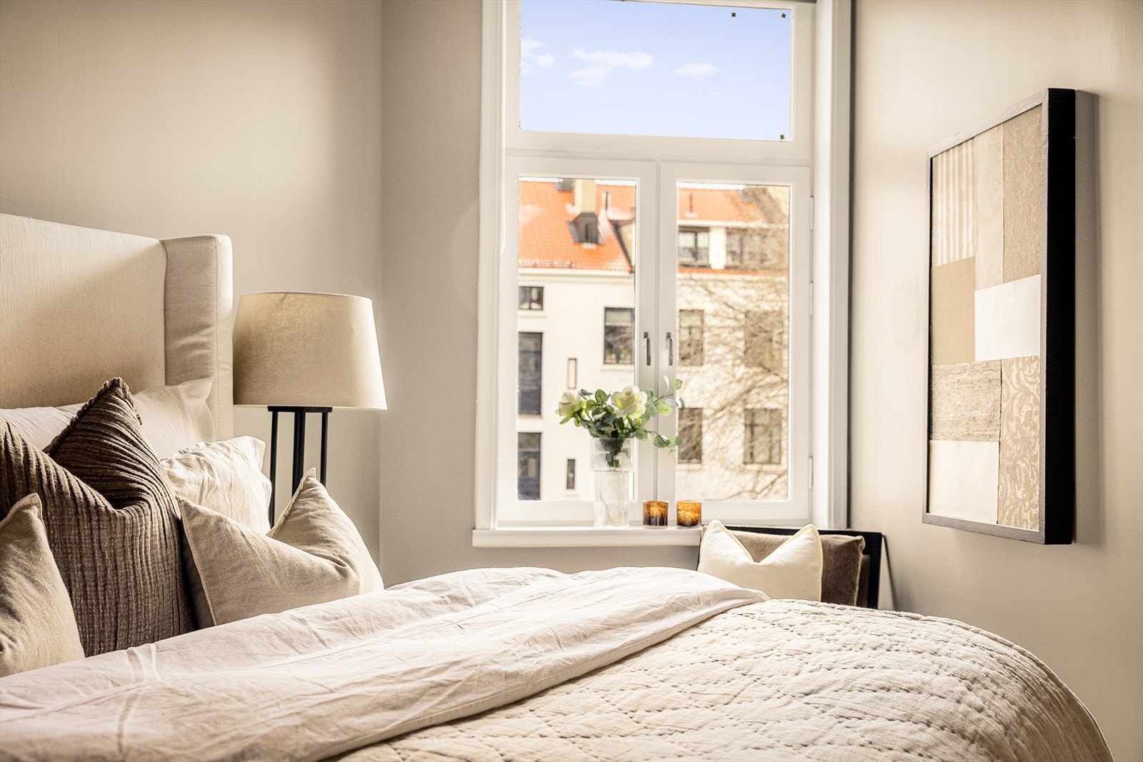 Store vindusflater sikrer godt med lys og luft. Galleribilde