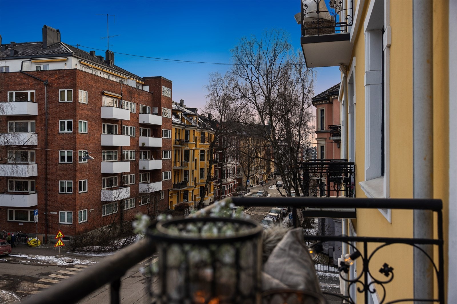 Balkongen har hyggelig utsyn mot gaten. Galleribilde