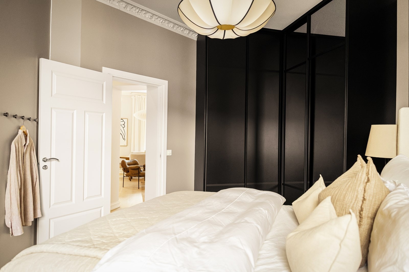 Det er godt med lagringsplass i garderobeskap. Galleribilde