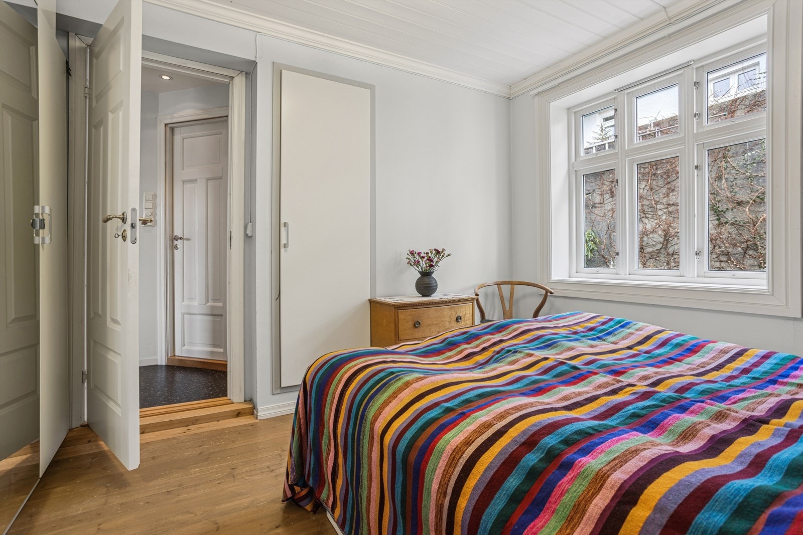 I 2. etasje ligger boligens mer private sone, bestående av trapperom, to gode soverom, et kontor og et separat baderom. Galleribilde