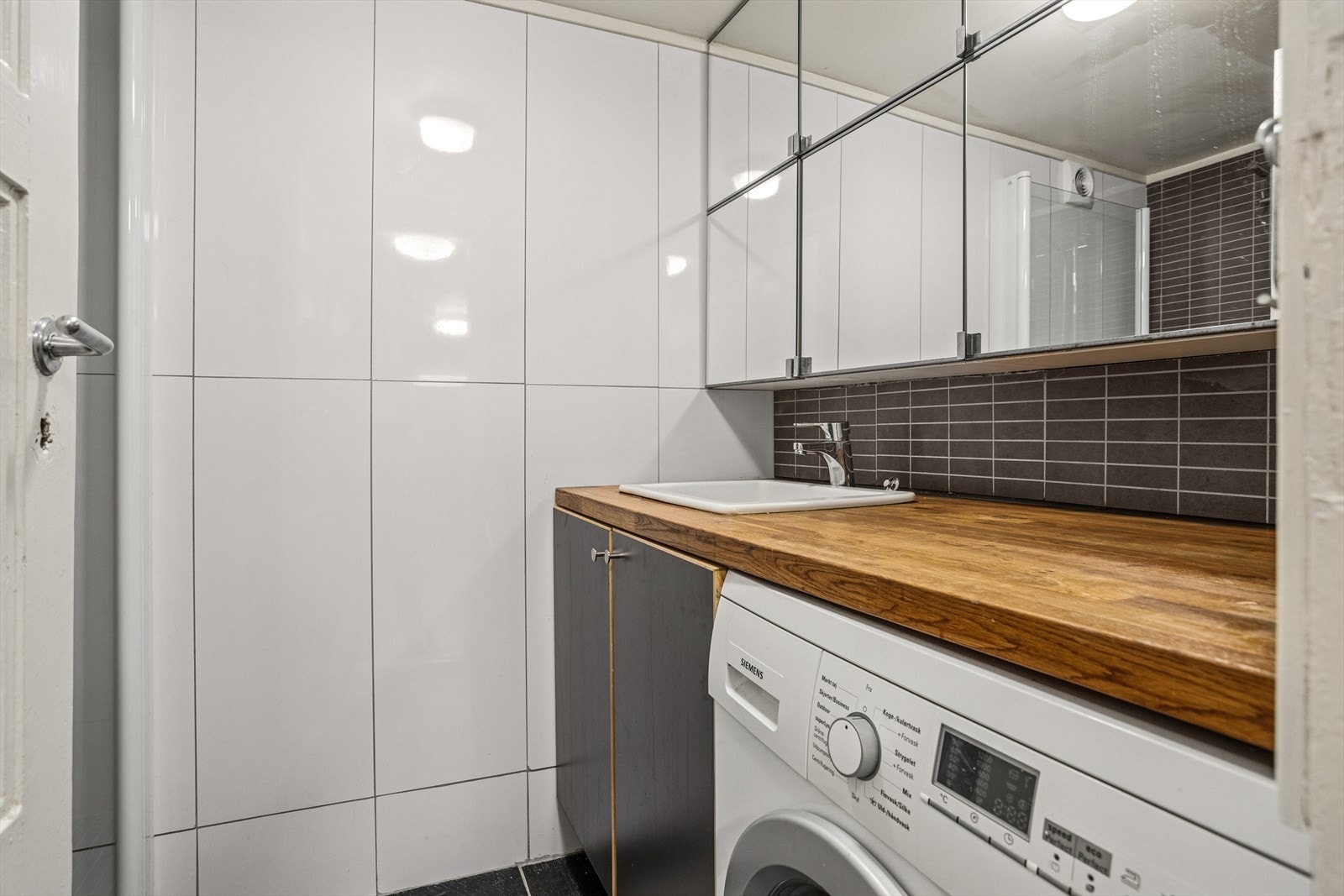 Badet i underetasjen ble oppusset i 2006 og har flislagt gulv med varmekabler, dusjhjørne, servant med innredning, speilskap og opplegg for vaskemaskin. Mekanisk avtrekk sørger for godt luftskifte. Galleribilde