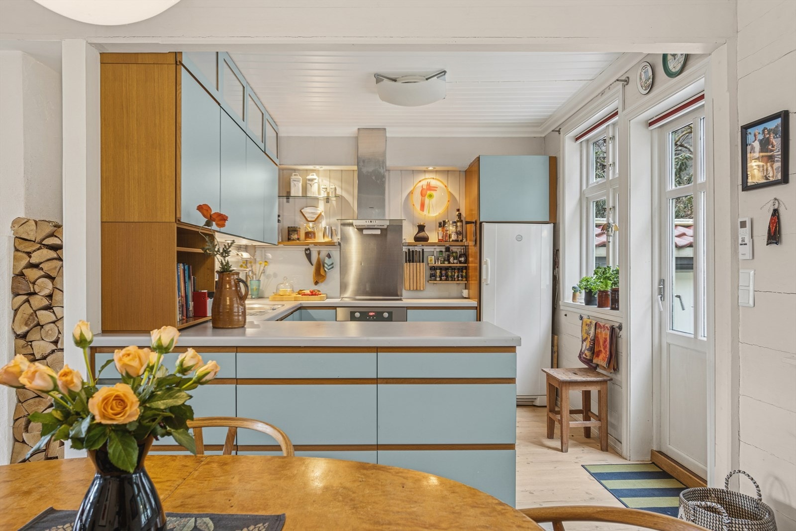 Fra kjøkkenet er det direkte utgang til en skjermet bakhage med behagelig morgensol - perfekt for frokost ute på fine dager. Galleribilde