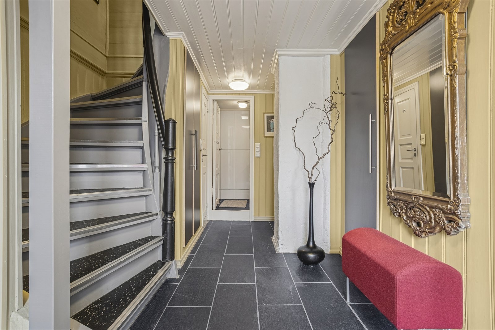 Fra hallen er det trappetilkomst til boligens øvrige etasjer, noe som gir en naturlig og praktisk forbindelse mellom etasjene. Galleribilde