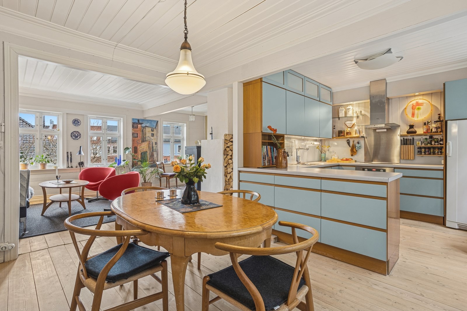 1. etasje utgjør boligens naturlige samlingspunkt med en lys og åpen stue/kjøkken-løsning. Store vindusflater og god takhøyde gir et luftig og inviterende oppholdsrom, perfekt for både hverdag og sosiale sammenkomster. Galleribilde