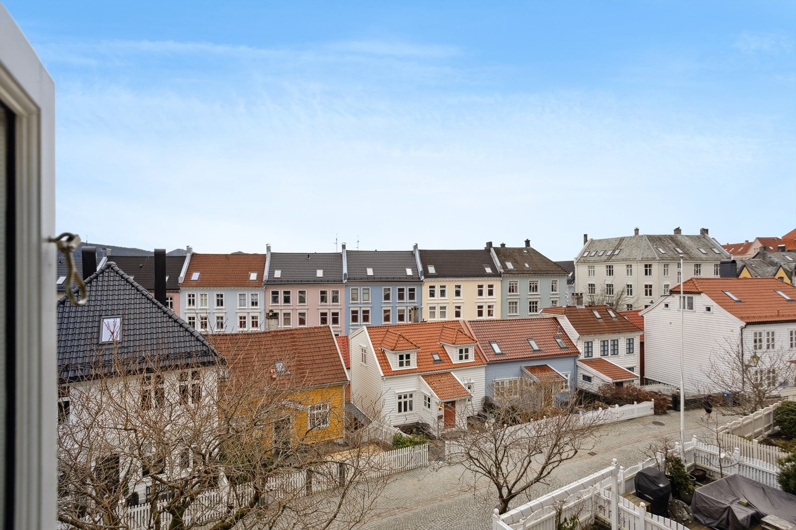Her bor du i en historisk bydel med kort gangavstand til alle byens fasiliteter. Ladegårdsgaten er samtidig kjent for sitt rolige og hyggelige bomiljø, noe som gjør eiendommen særlig attraktiv for de som ønsker å bo sentralt, men likevel fredelig. Galleribilde