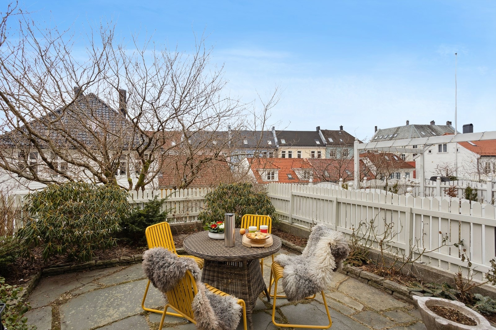 Utearealene er like sjarmerende som boligen. Tomten ligger noe hevet over gatenivå, noe som gir både luft, lys og et mer usjenert uteområde. Galleribilde