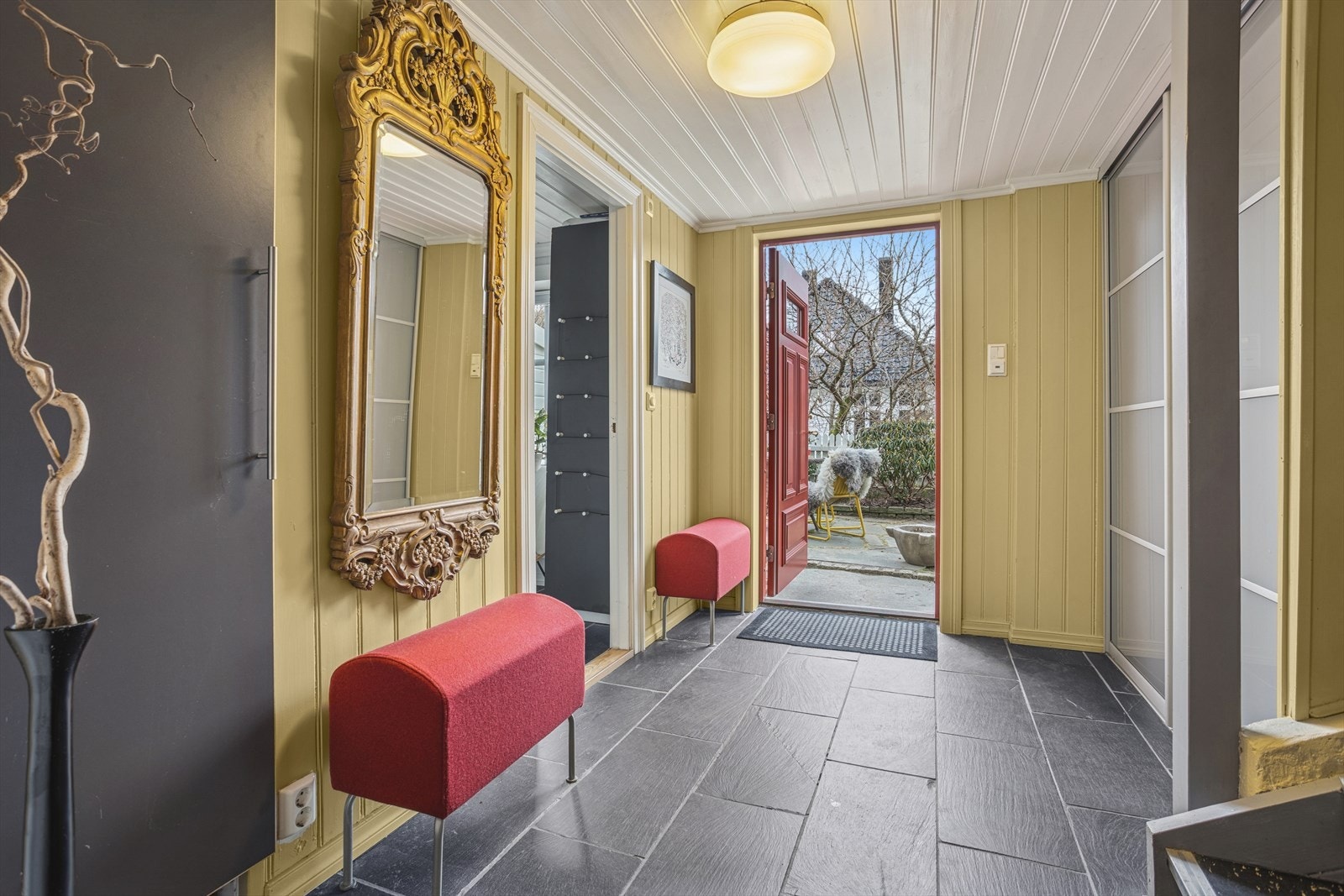 Når du kommer inn i boligen møtes du av en romslig hall med flislagt gulv og med en stor skyvedørsgarderobe som gir gode oppbevaringsmuligheter. Galleribilde