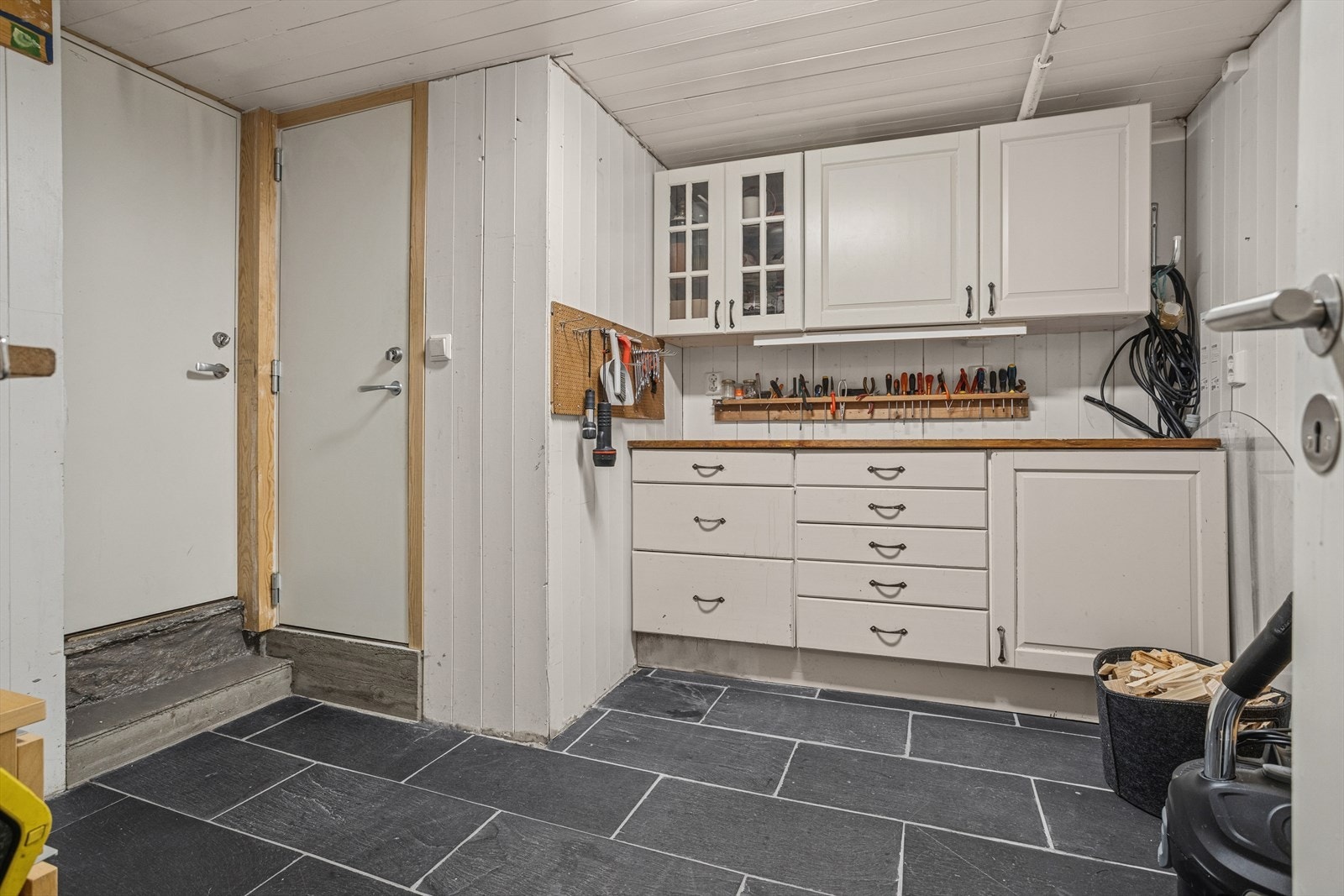 Rommet har god plass og fleksibel bruksmulighet, og fungerer perfekt som hobbyrom for deg som ønsker et dedikert sted til verktøy, vedlikehold eller kreative prosjekter. Galleribilde