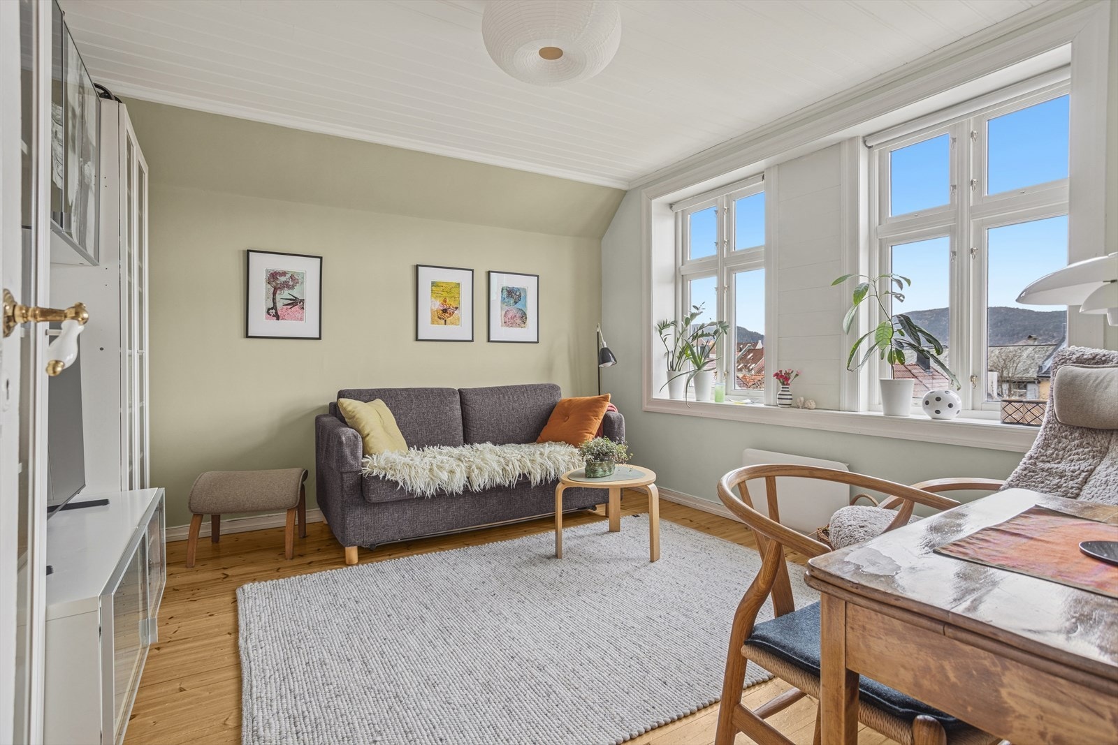 Her får man en rolig og tilbaketrukket etasje som kan tilpasses ulike behov, enten det er hovedsoverom, hjemmekontor, gjesterom eller barnerom. Galleribilde