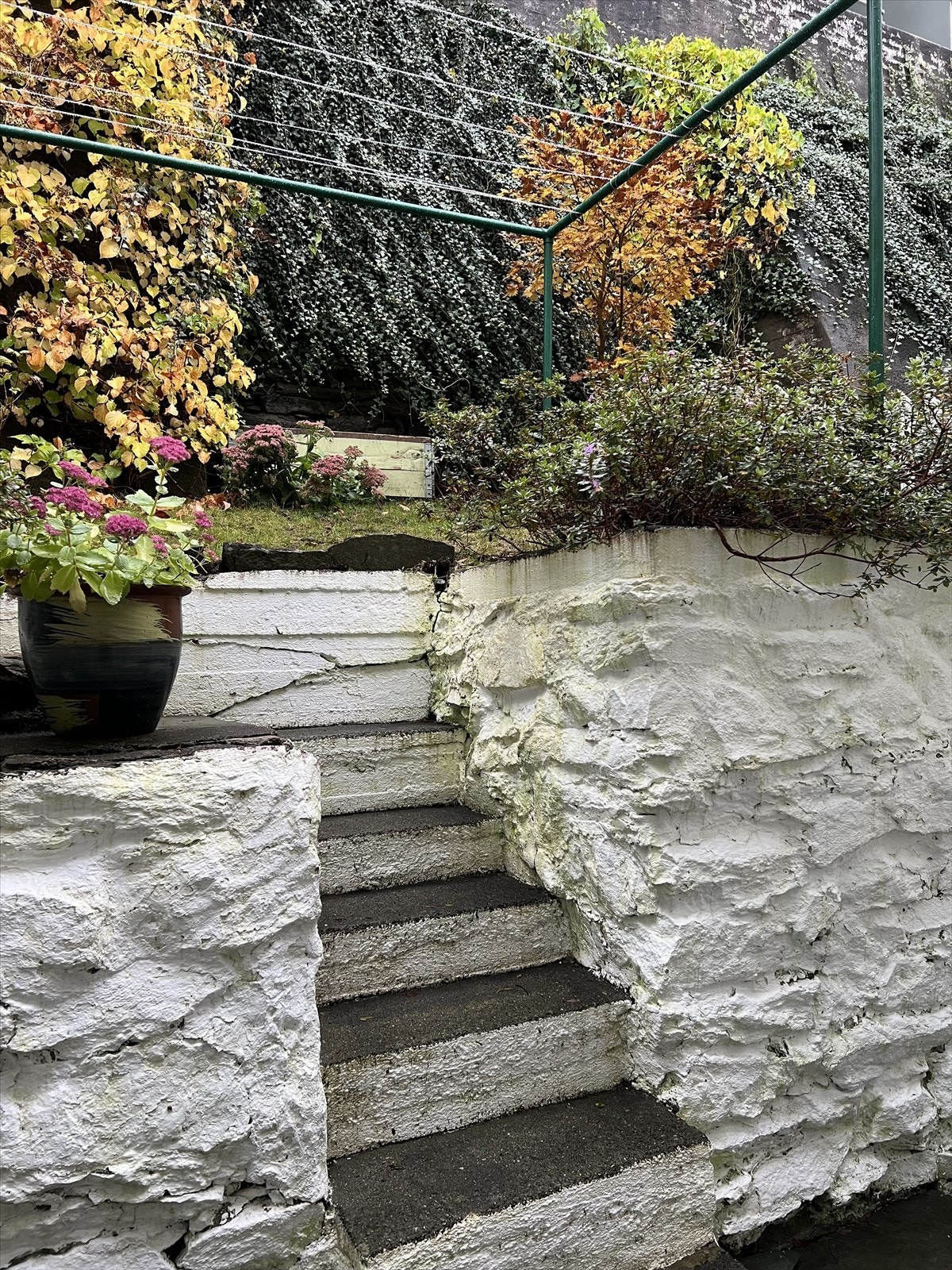 Pent opparbeidet hage på oversiden av eiendommen. Utgang til hage fra kjøkken i 1. etasje og underetasjen. Galleribilde