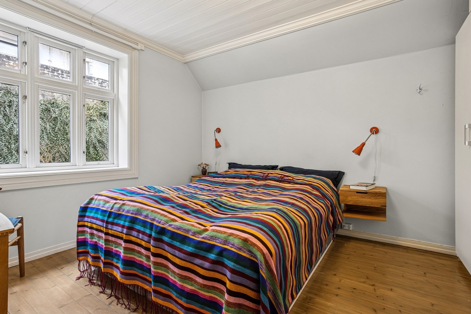 Etasjen er praktisk utformet og passer godt både for barnefamilier og for dem som ønsker en kombinasjon av soverom og arbeidsrom. Galleribilde