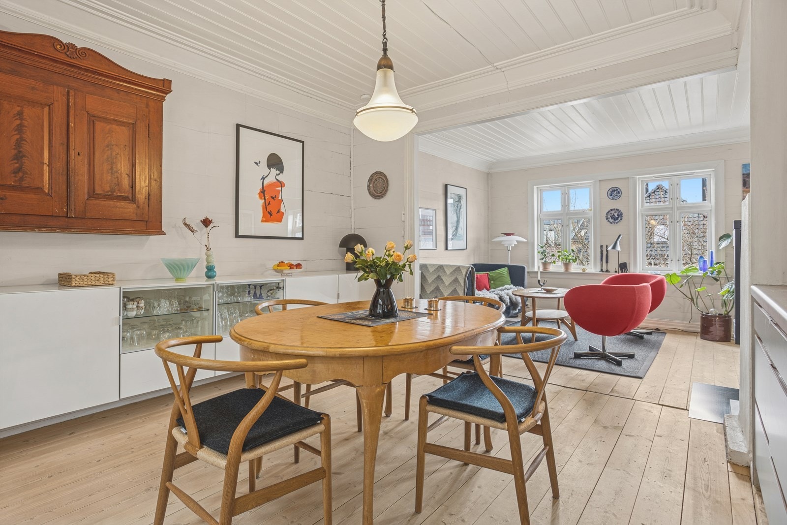 Dette gjør rommet perfekt for både hverdagsliv og hyggelige samlinger med familie og venner. Galleribilde