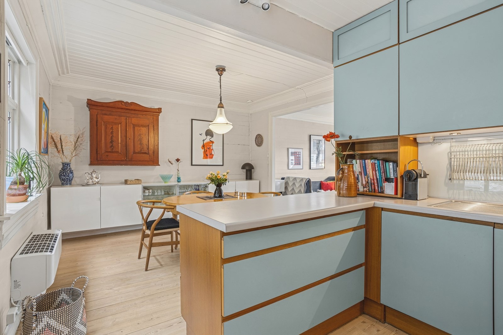 Kjøkkenet er utstyrt med stekeovn, platetopp og opplegg for oppvaskmaskin, i tillegg til plass for frittstående kjøleskap. Over benkeplaten er det montert glassplater som gir en stilren overflate og gjør renholdet enkelt. Galleribilde