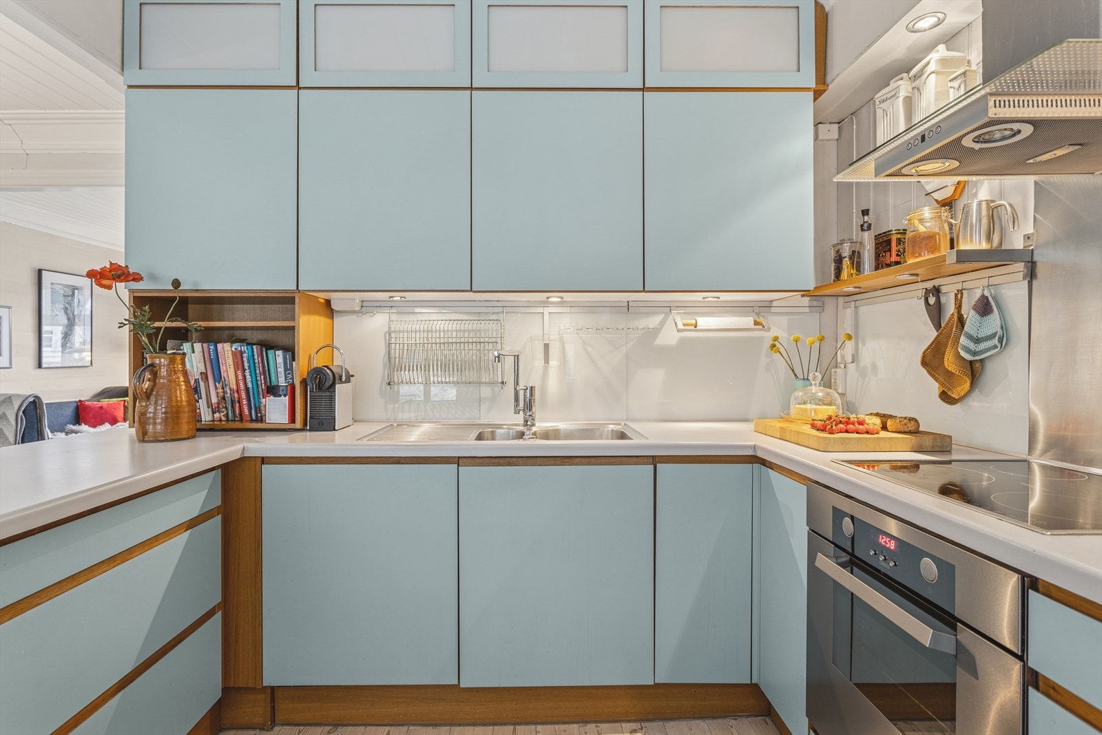 Kjøkkenet, levert av JKE Design i 2006, fremstår som funksjonelt og stilrent med gode arbeidsflater og moderne løsninger. Innredningen har slette fronter i tidsriktig utførelse, kombinert med en laminert benkeplate som både er robust og lett å holde ren. Galleribilde