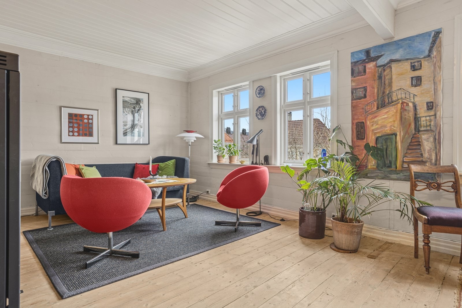 De nydelige, karakteristiske vinduene tilfører sjarm og særpreg og slipper inn rikelig med dagslys, samtidig som de smykker både denne etasjen og resten av boligen. Galleribilde