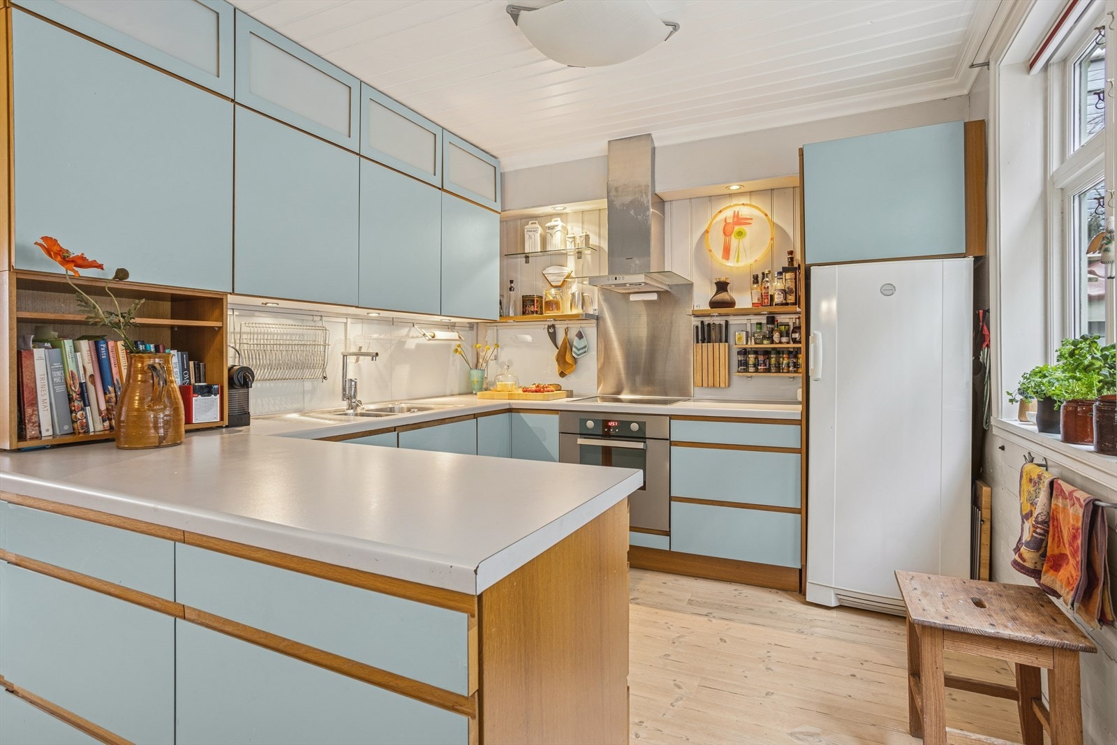 En praktisk kjøkkenøy skaper en naturlig og elegant overgang mot stuen, og bidrar samtidig til ekstra benke- og oppbevaringsplass. Galleribilde