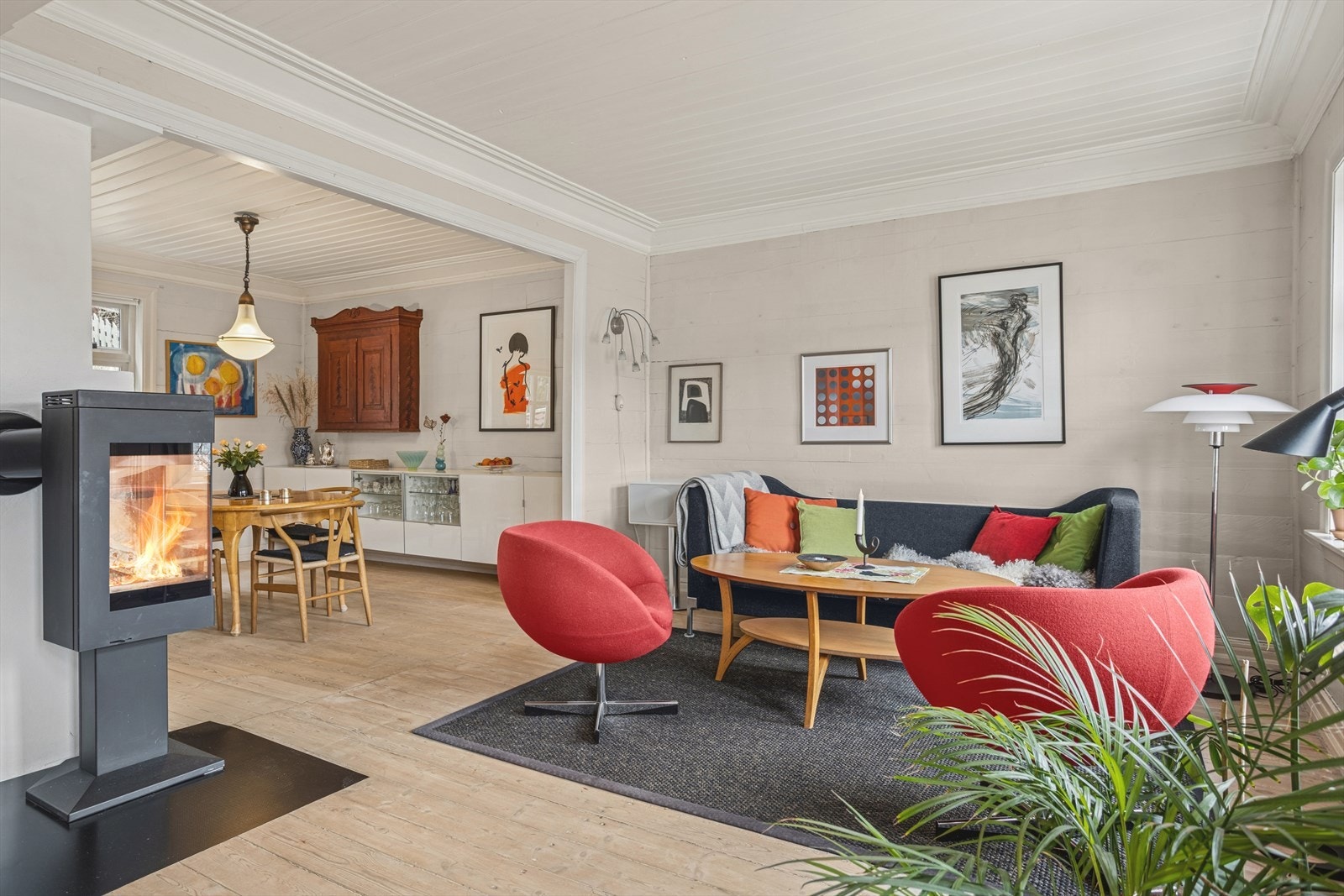 I 2021 ble det installert en moderne peisovn som gir effektiv oppvarming og skaper ekstra hygge og velvære. I tillegg ble det montert en ny varmepumpe i 2025, som bidrar til energieffektiv oppvarming og et behagelig inneklima gjennom hele året. Galleribilde