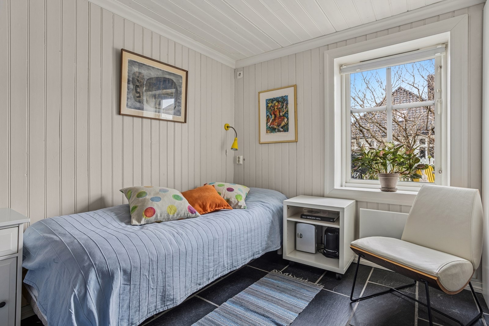 Lyst og pent soverom med god plass til seng og nødvendig møblement. Det gjøres oppmerksom på at rommet som i dag benyttes som soverom opprinnelig er godkjent som vedbod og verksted. Galleribilde