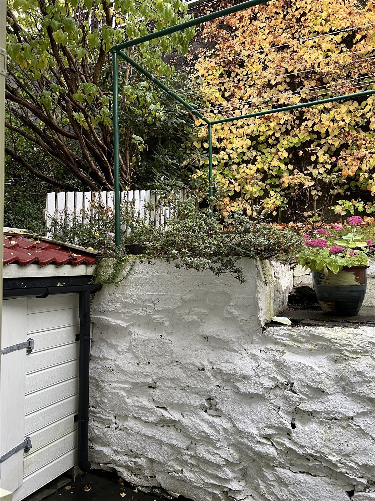 I bakhagen finner du et praktisk og lett tilgjengelig tørkestativ som gjør det enkelt å henge klesvasken til tørk utendørs. Den skjermede plasseringen gir gode tørkeforhold, og på varme dager kan tøyet tørke raskt i den friske luften. Galleribilde