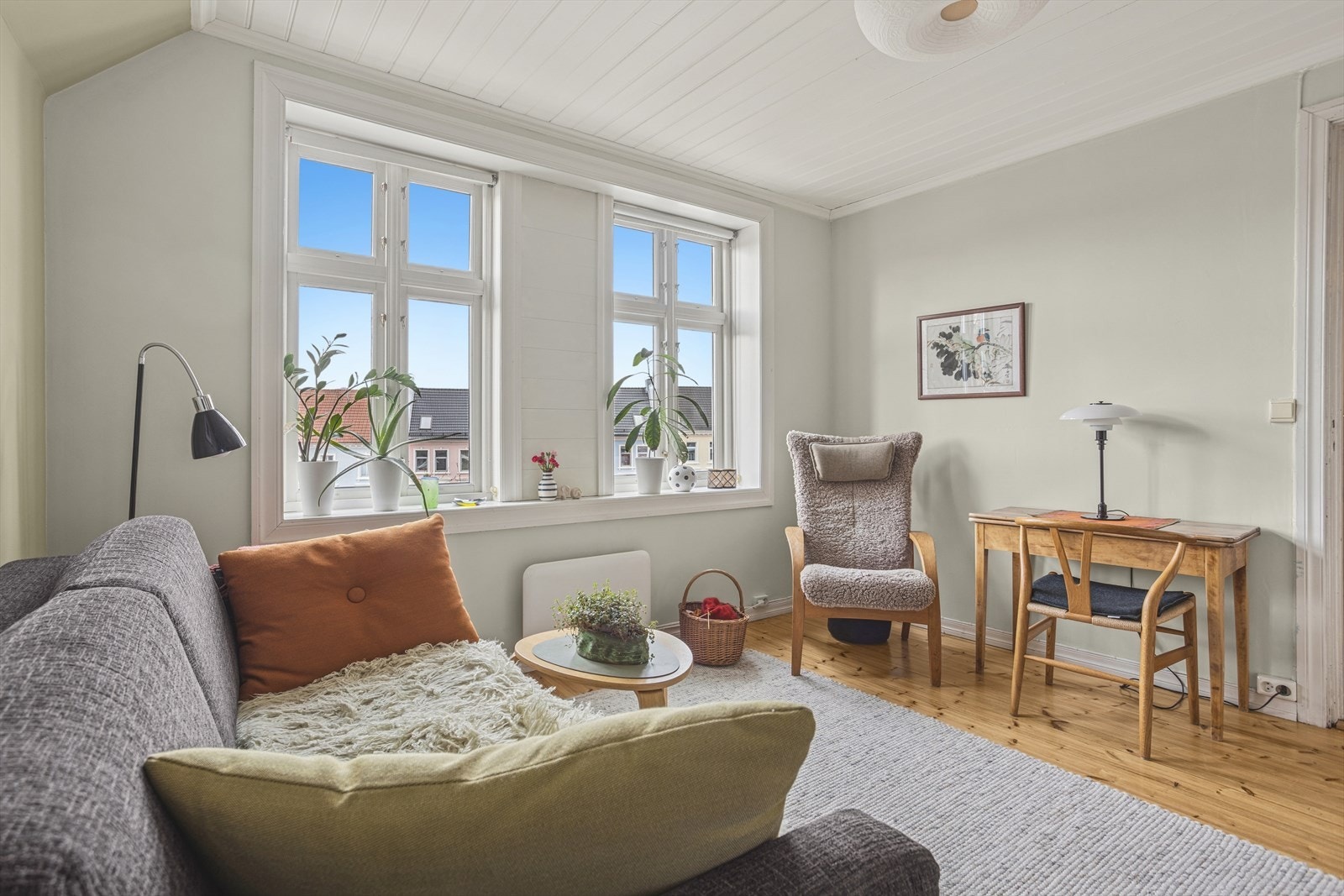 Et av rommene benyttes i dag som en ekstra stue, noe som gir boligen flere fleksible oppholdssoner. Dette rommet fungerer som et lunt og hyggelig samlingspunkt, men kan like gjerne brukes som soverom eller lekerom dersom behovene skulle endre seg. Galleribilde