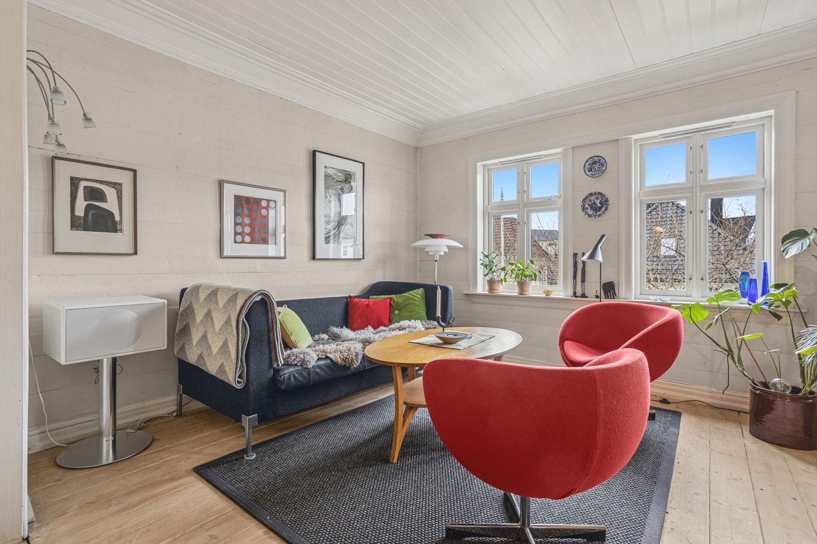 Stuen bærer preg av husets historie med de vakre tømmerveggene og det originale gulvet som skaper en varm, autentisk og tidløs atmosfære. Her merker man virkelig det historiske suset i veggene. Galleribilde