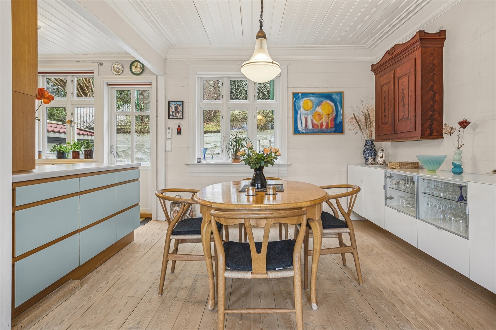 Ved kjøkkenet er det god plass til et romslig spisebord, perfekt for hyggelige måltider med familie og venner. Her kan man samle små og store rundt bordet, enten det er til hverdagsmiddagen eller større selskap. Galleribilde