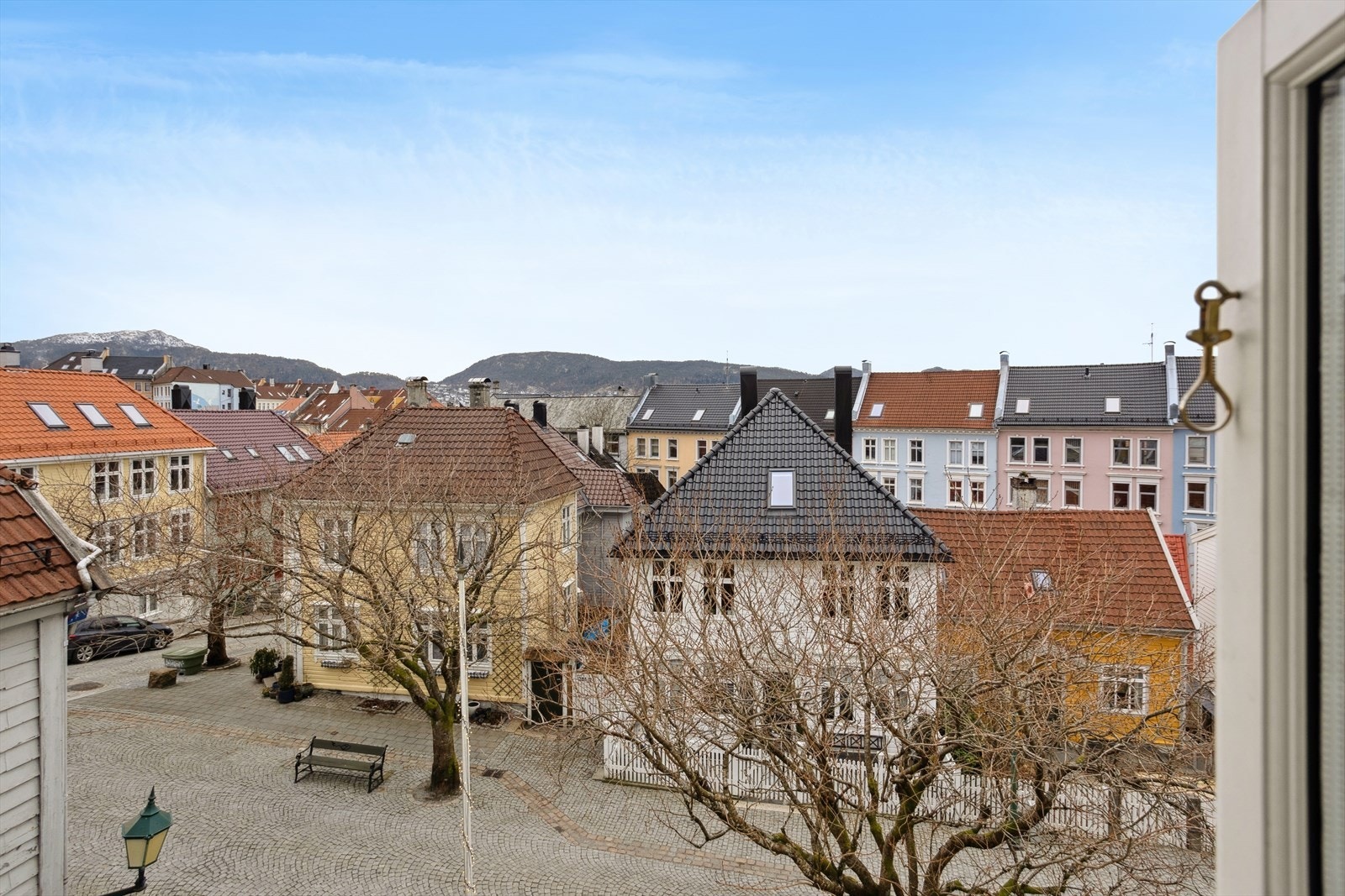 Et klassisk Bergenshus over tre etasjer pluss loft, med sjarmerende uteplasser på begge sider av huset. Eiendommen ligger i en av Bergens mest stemningsfulle og historiske gater, kjent for sitt idylliske gatetun og nærhet til alle byens fasiliteter. Galleribilde