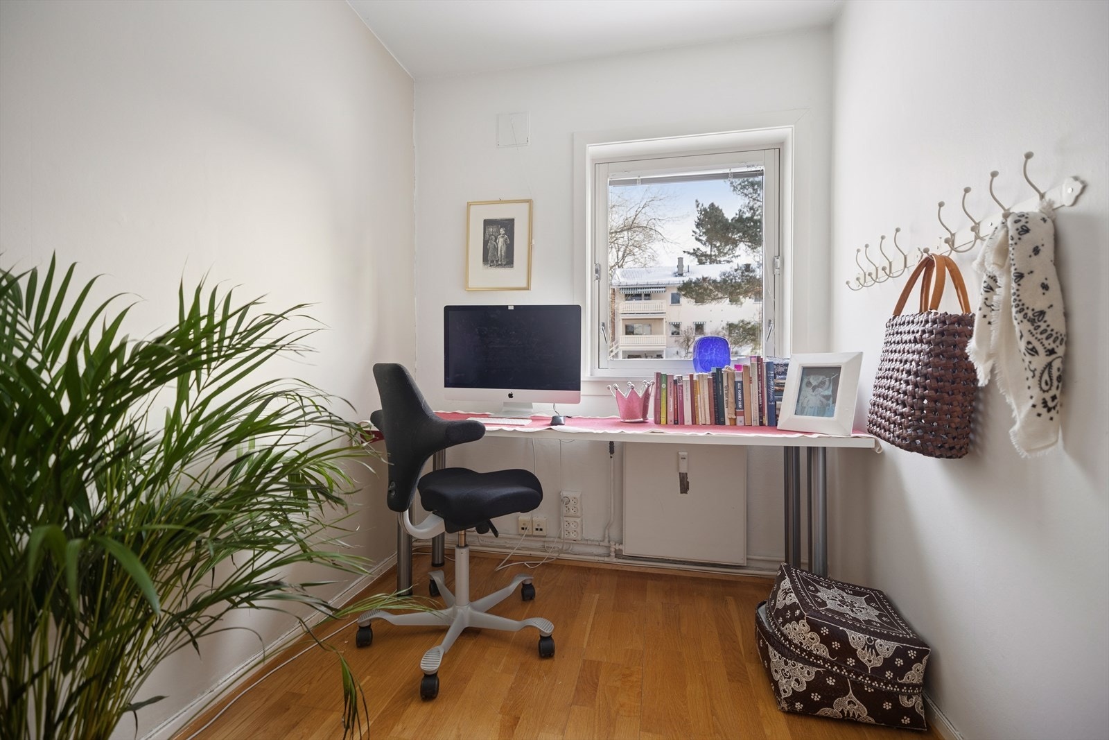 Soverom 2 er lyst og pent, med plass til seng, oppbevaring og/eller hjemmekontor. Galleribilde