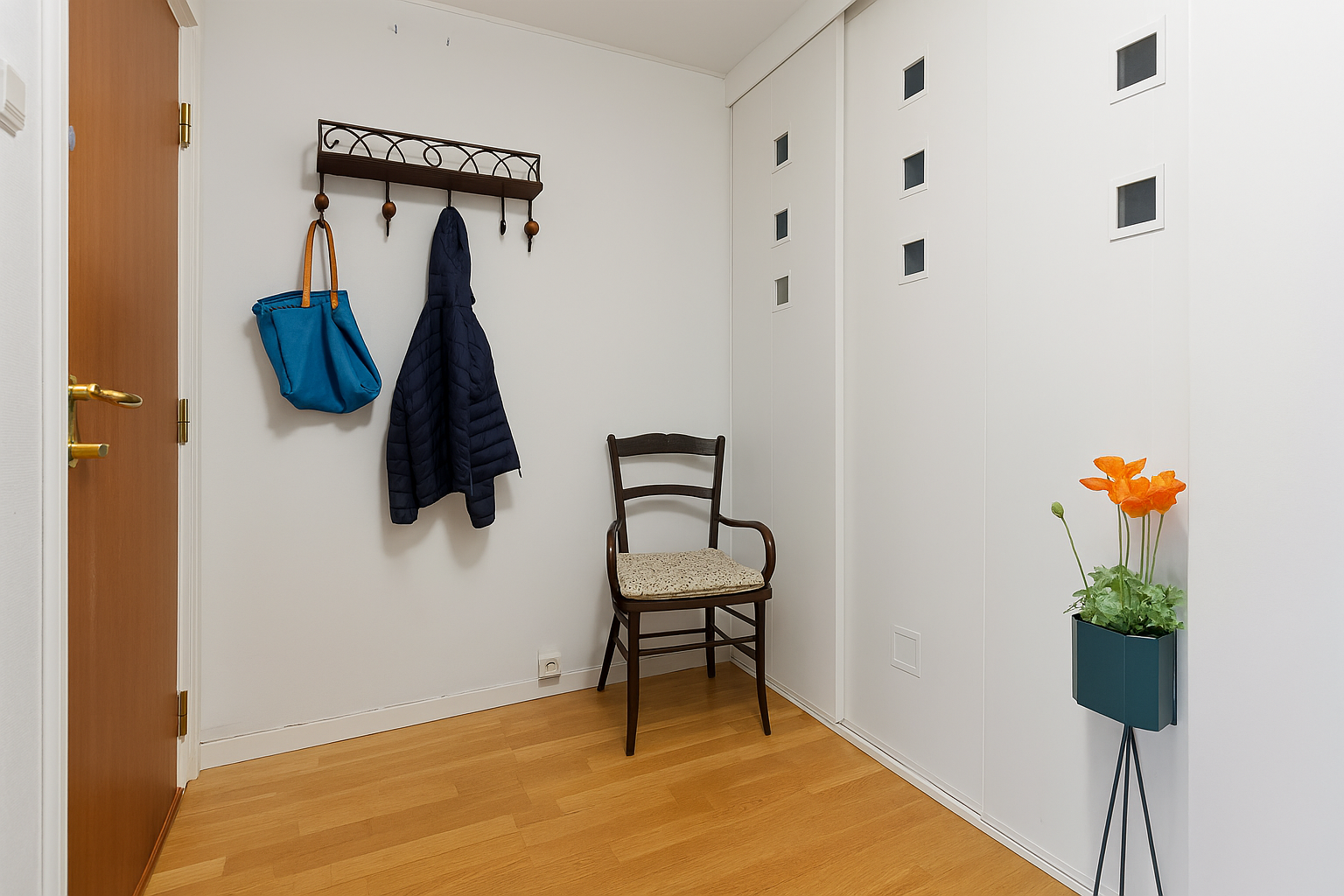 Lys og praktisk entré med stort innebygget garderobeskap, og enkel tilgang til resten av boligen. Galleribilde