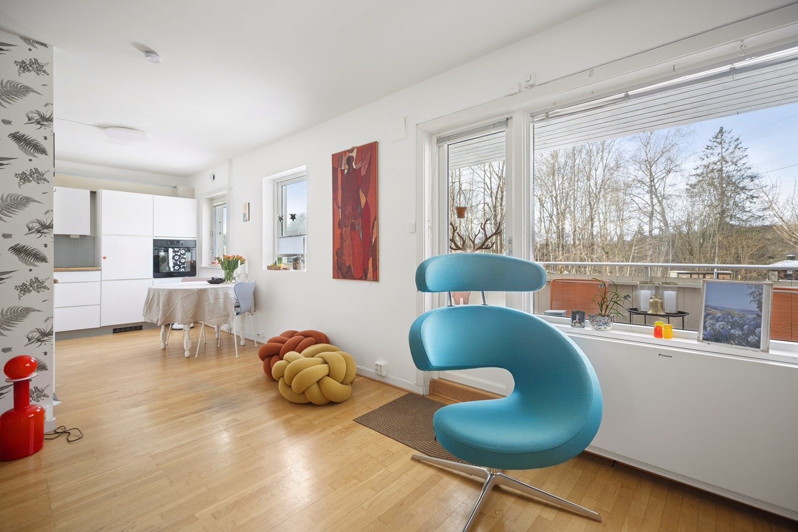 Den åpne løsningen mot kjøkkenet er praktisk og sosial. Det er god plass til spisebord på kjøkkenet eller i stuen. Galleribilde